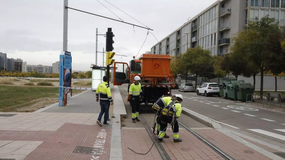 Vídeo | Un camión de FCC arranca la catenaria y corta el tranvía durante horas