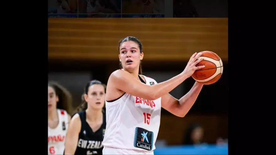 Isa Hernández y Amelia Alonso (Valencia Basket), en sus exhibiciones con España ante Nueva Zelanda en el Mundial U17