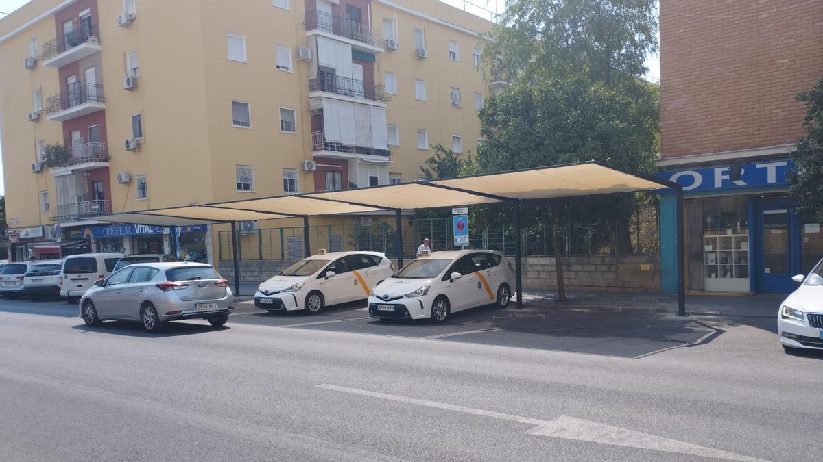 Toldos instalados en la parada de taxi del Hospital Virgen del Rocío
