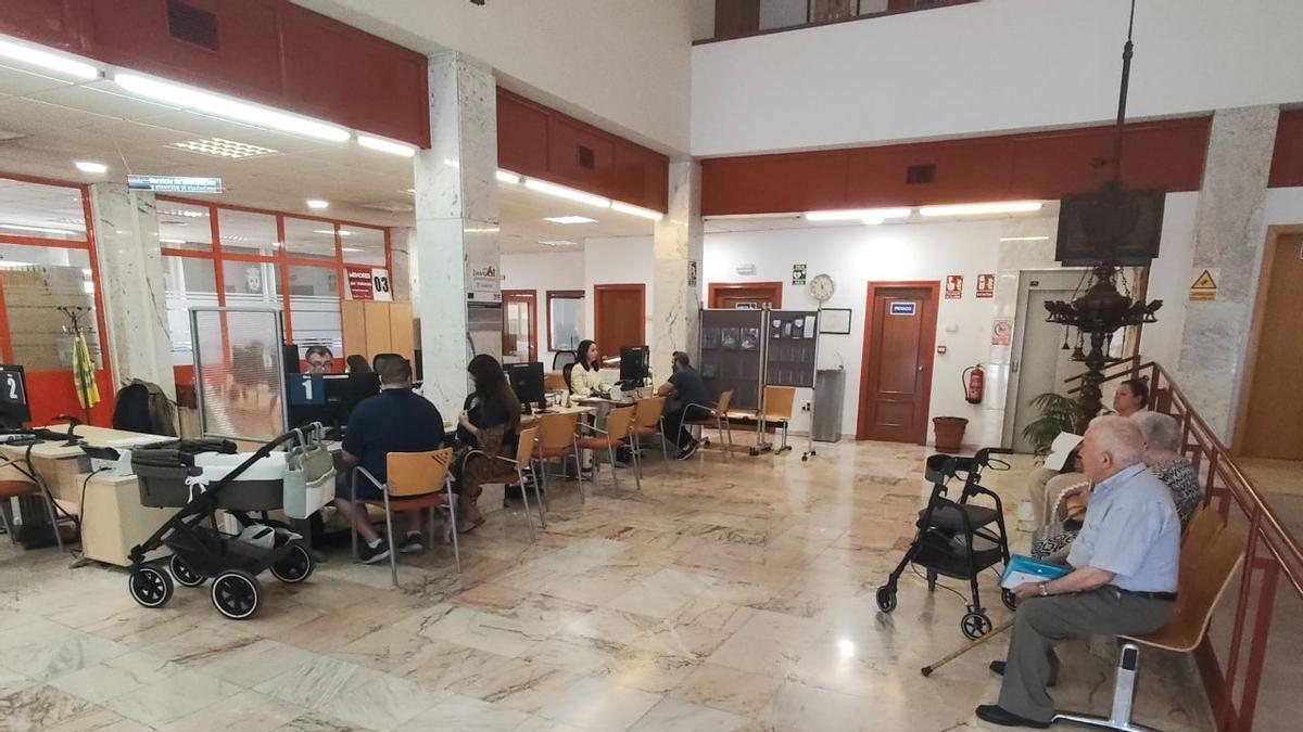 Oficina de atención al público en el ayuntamiento de Lucena.