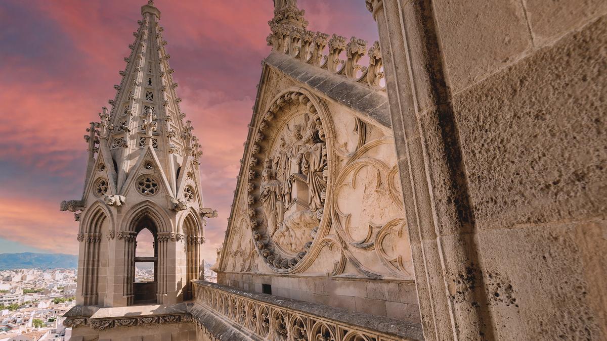 Vista de los pináculos de la Catedral de Mallorca al atardecer