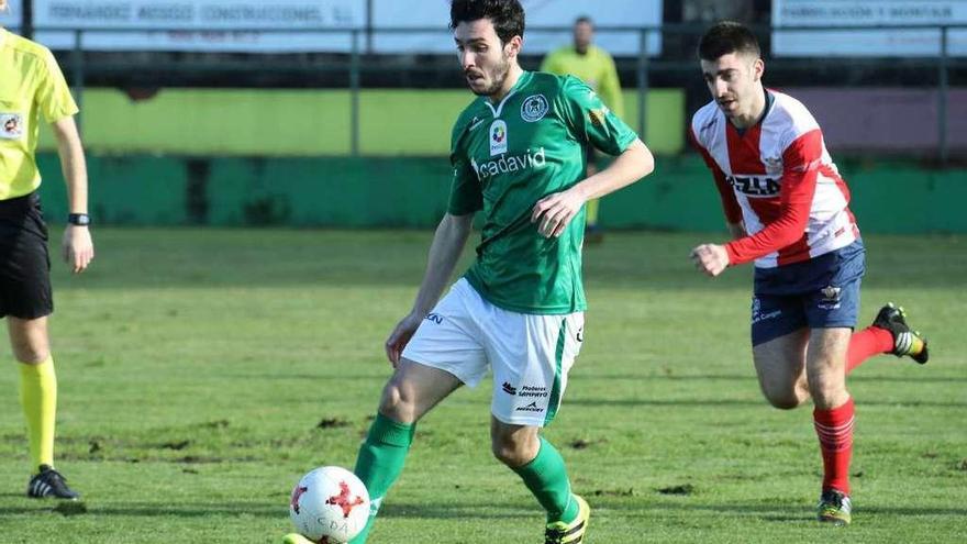 Un jugador del Arenteiro controla un balón ante un futbolista del Alondras. // Jesús Regal