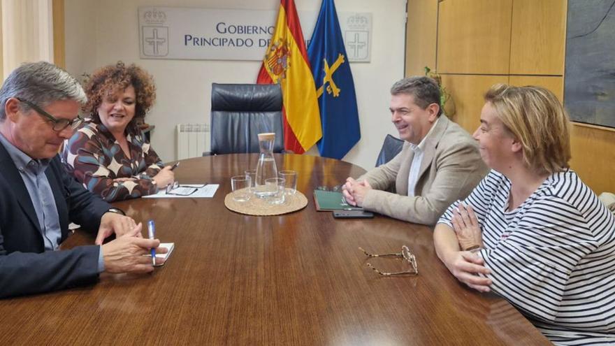 Marta del Arco y  José Ramón Martín Ardines, ambos al fondo, durante la  reunión que mantuvieron ayer.