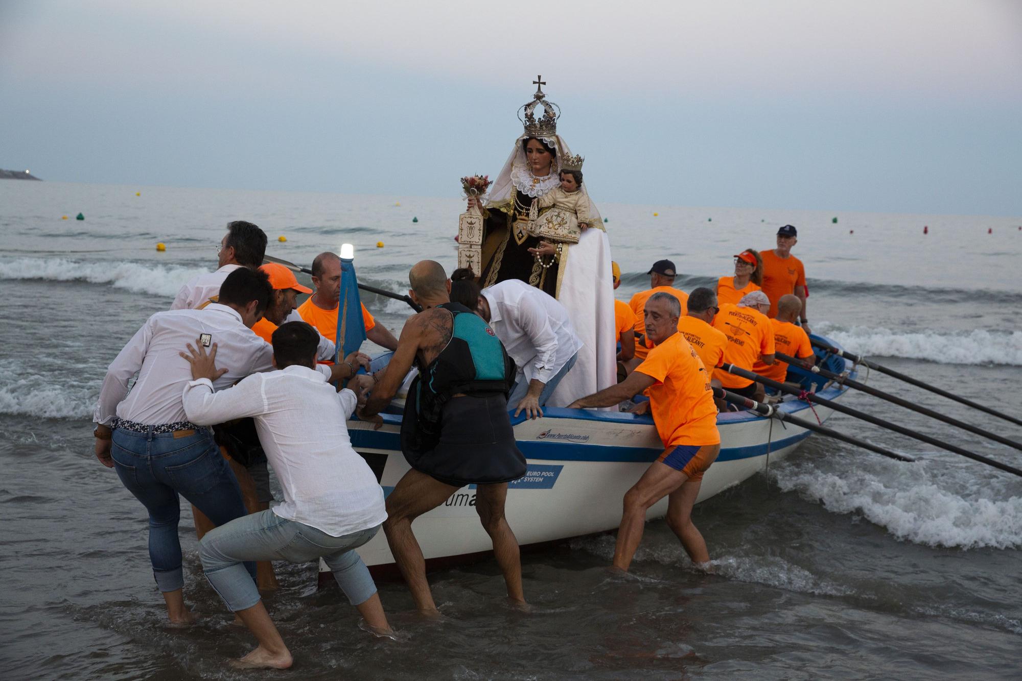 La Virgen del Carmen desembarca en la playa del Postiguet de Alicante