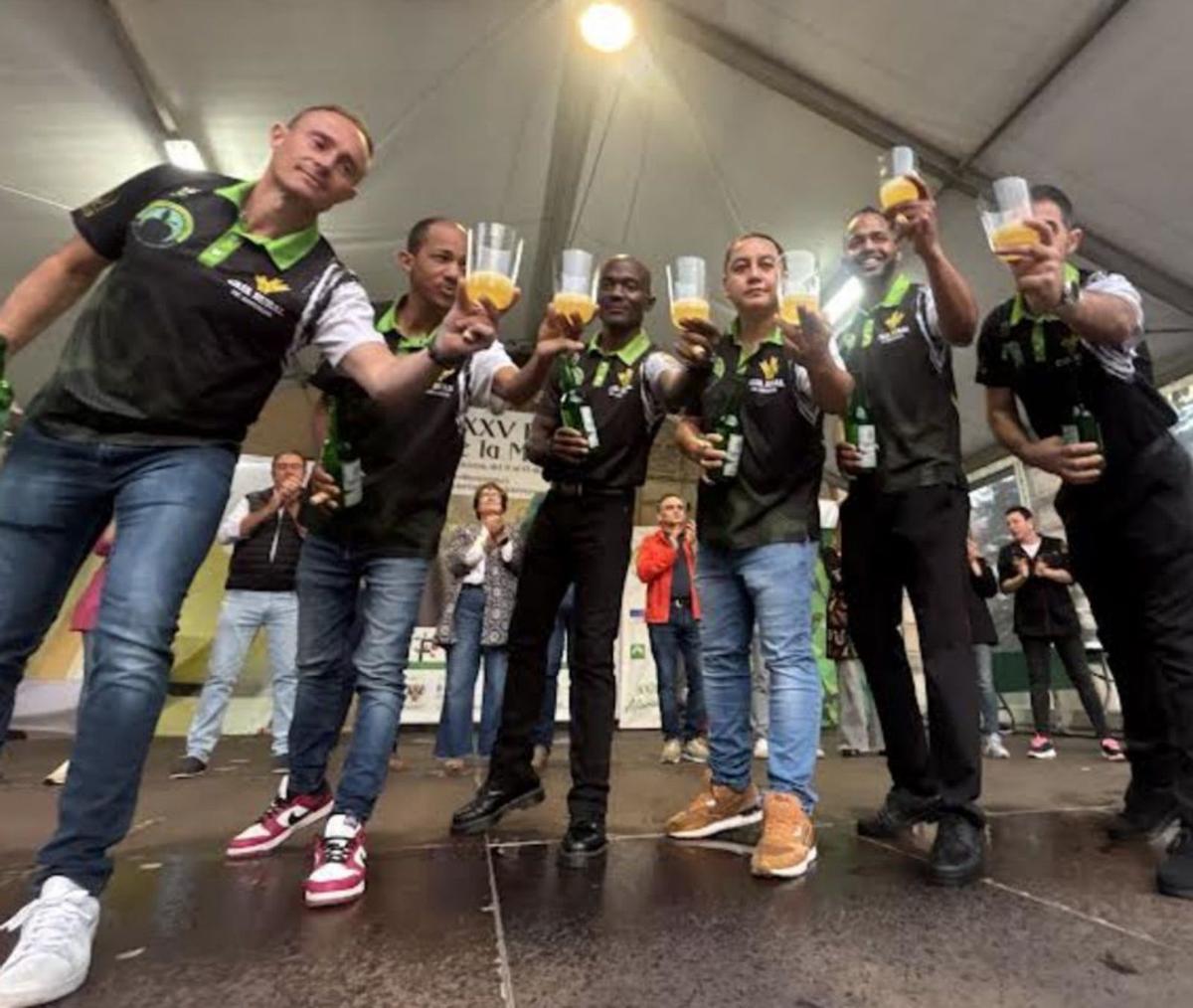 Por la izquierda, Marcos Ramos, Wilkin Aquiles, Salvador Ondó, Jorge Vargas, Amauris La Pauta y Moisés Martínez, brindando con sidra. | J. A. O,