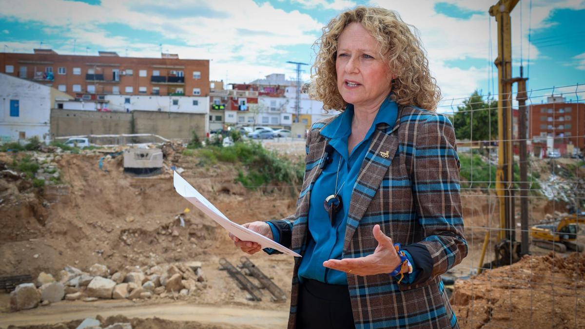 La alcaldesa, junto al lugar donde estaba la pasarela del Xenillet