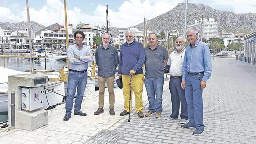 Autoridades municipales y representantes de Ports, ayer en Pollença.