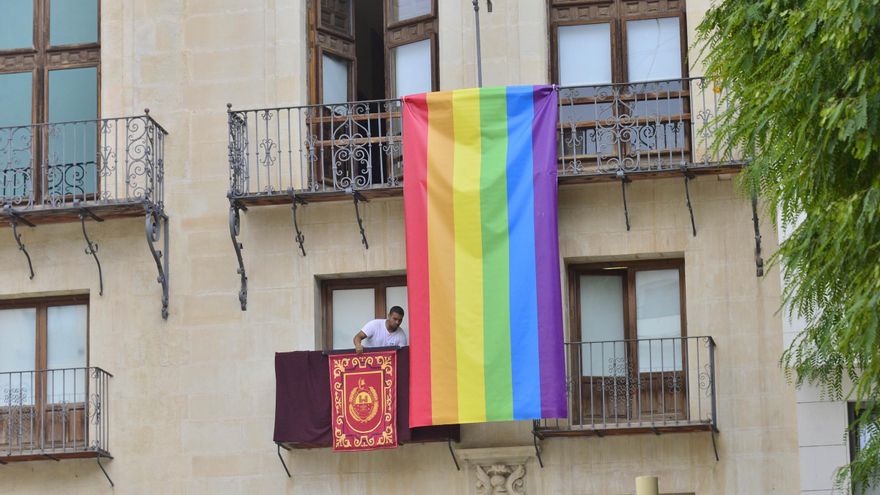 Colectivos LGTBI redoblan la presión contra la portavoz de Vox de Elche y convocan una protesta pidiendo su dimisión