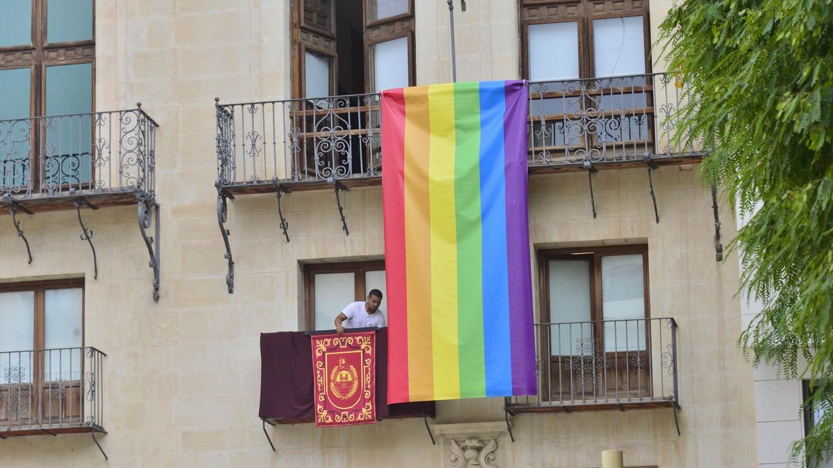 La bandera LGTBIQ+ colgando de un balcón lateral del Ayuntamiento de Elche este mandato