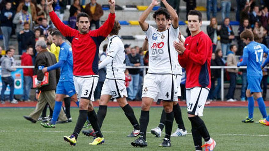 Los jugadores del Caudal celebran la victoria lograda ayer.