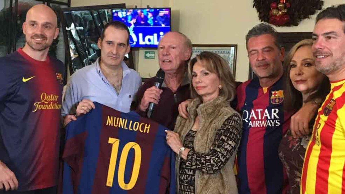 Fernando Cotera entregó una camiseta a los familiares del recordado Juli Munlloch