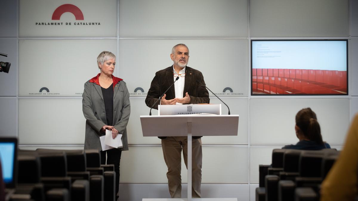 El líder de Cs en el Parlament, Carlos Carrizosa, durante una rueda de prensa en el Parlament, junto a la diputada Anna Grau.