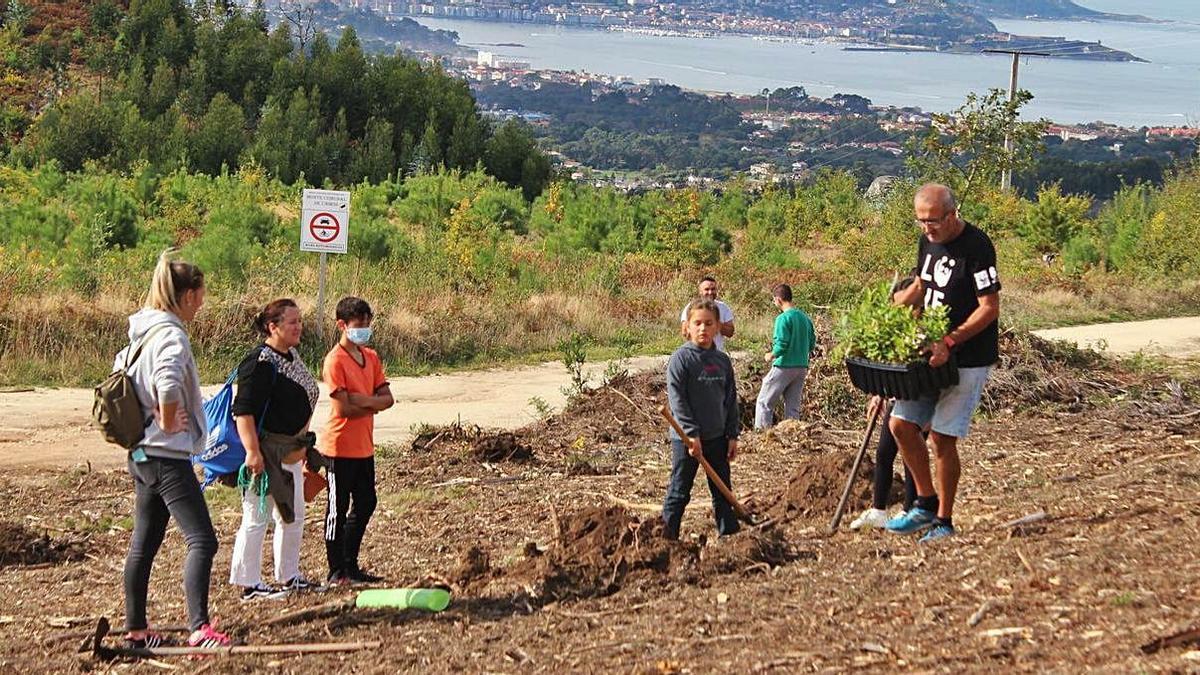 El alcalde, Juan González, participa en la plantación de especies autóctonas en Chandebrito.