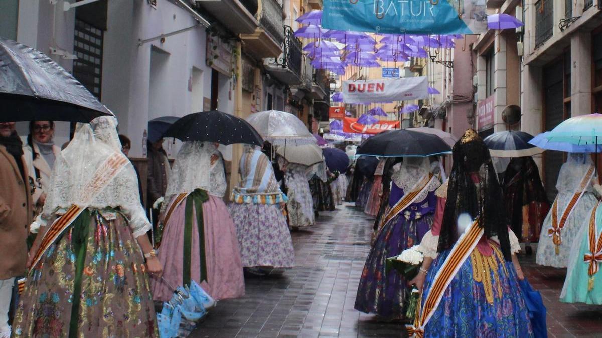 La ofrenda estuvo marcada en Alzira por la lluvia.
