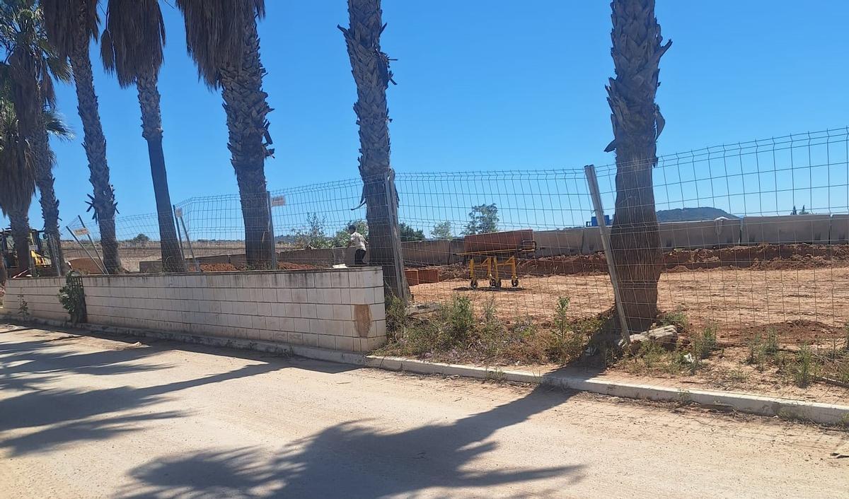 Los diferentes ataúdes exhumados del cementerio musulmán.