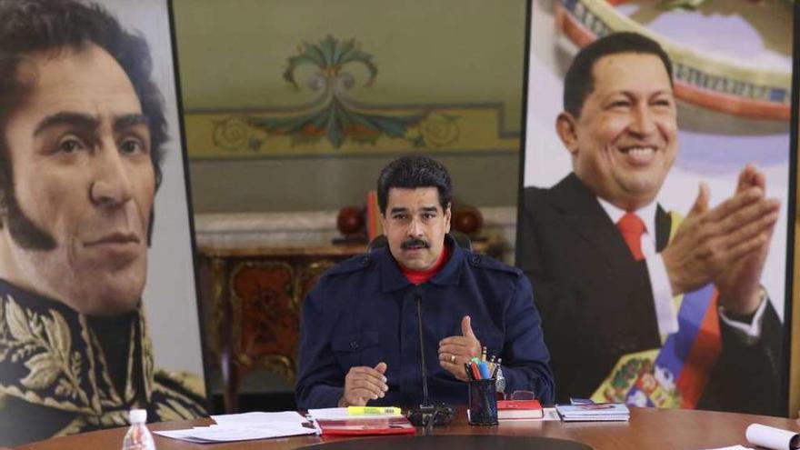 Maduro, durante una reunión con miembros del Gobierno, el pasado sábado. // Efe