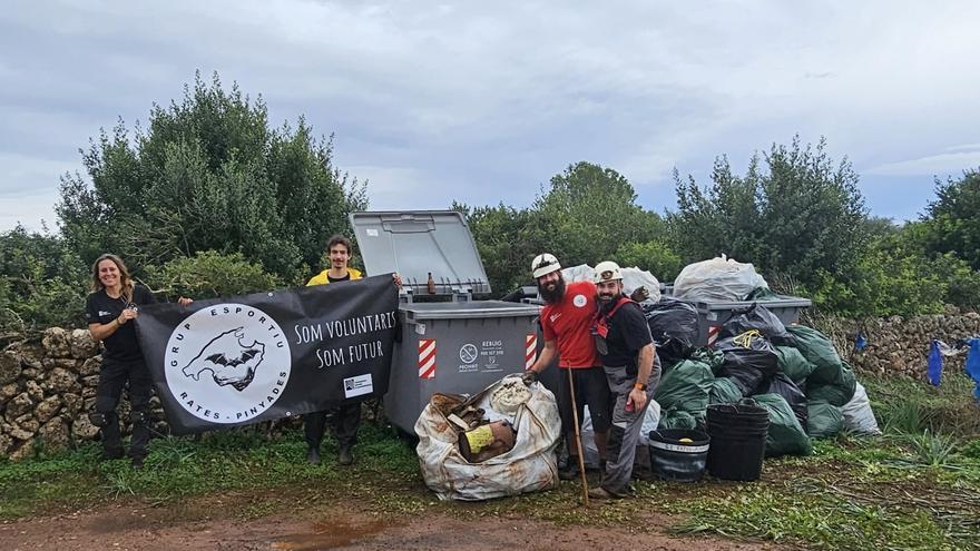 Eliminan residuos depositados desde los años 80 en una cueva de Porto Cristo