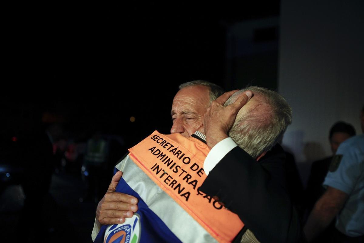 Pedrogao Grande (Portugal), 17/06/2017.- Portuguese President Marcelo Rebelo de Sousa (L) embraces Secretary of State of Internal Administration Jorge Gomes (R) during a visit to the command center of Civil Protection in Pedrogao Grande, Leiria District, Portugal, 17 June 2017. At least 19 people have died in a forest fire in the Pedrogao Grande area of central Portugal. (Incendio, Estados Unidos) EFE/EPA/PAULO CUNHA