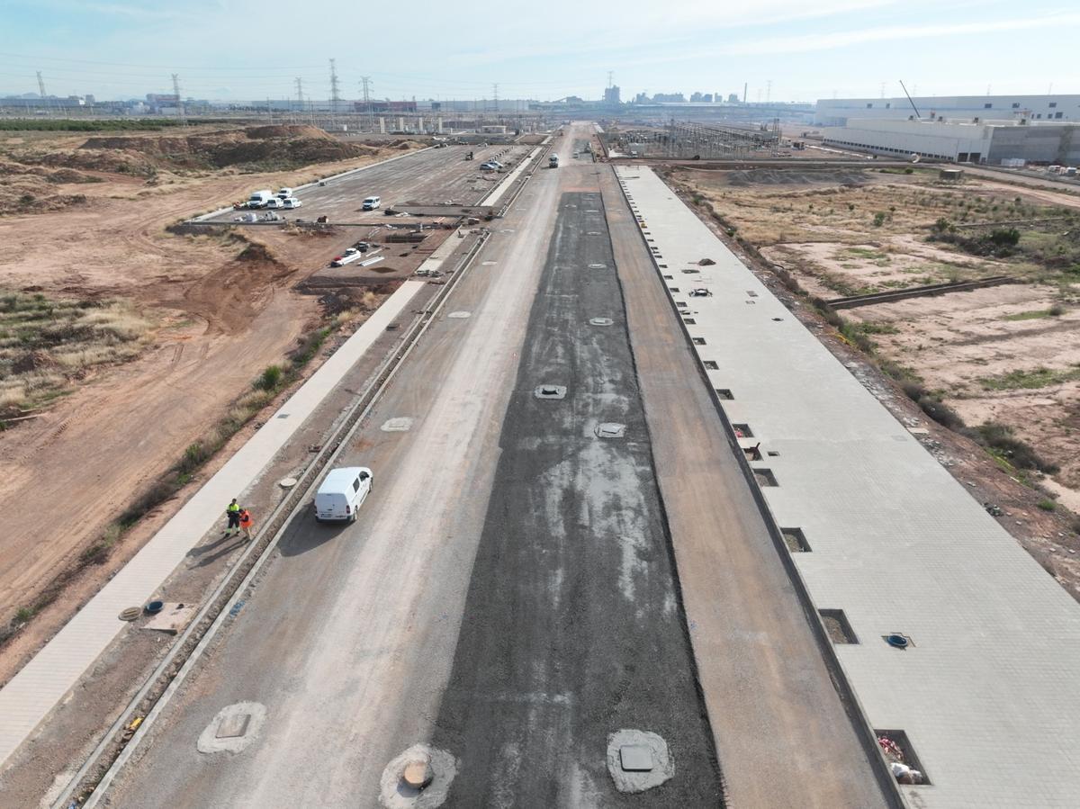 Reciente vista de las obras de urbanización de Parc Sagunt II y de la gigafactoría.