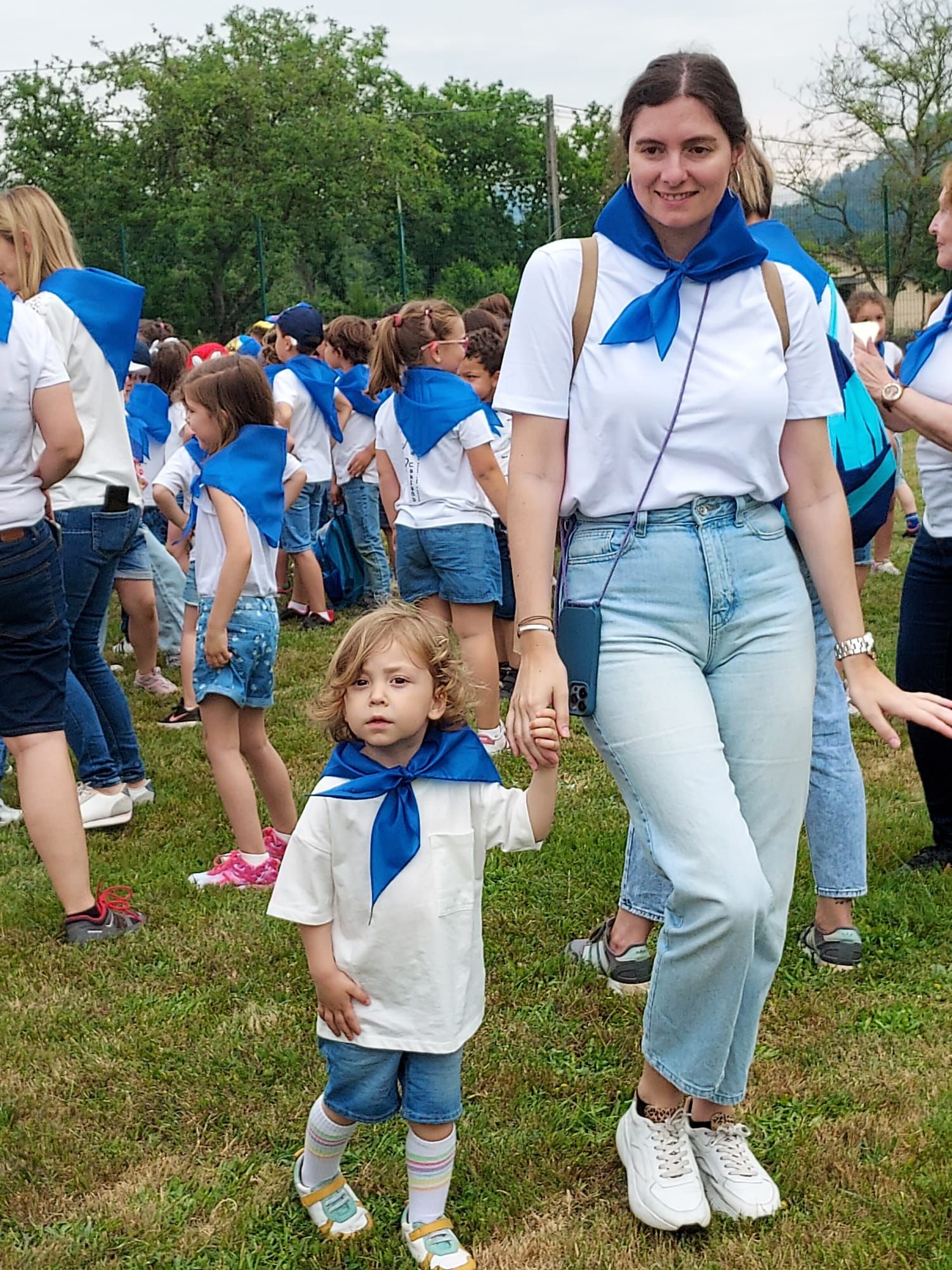 Los niños de la Pola ensayan para el Carmín: así ha sido la romería de la Escuela Peña Careses