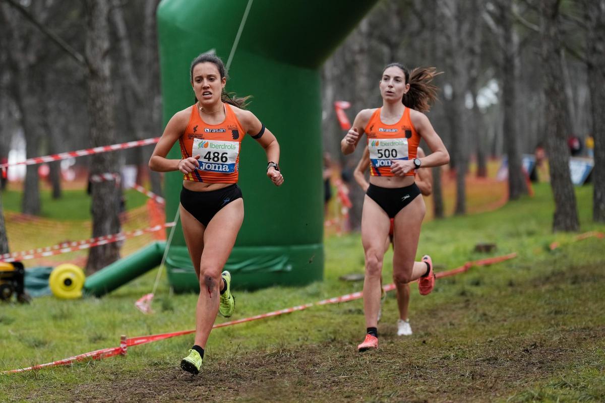 Laura Domene (delante) y María Ureña (detrás), en el Campeonato de España de cross del año pasado, en Getafe.