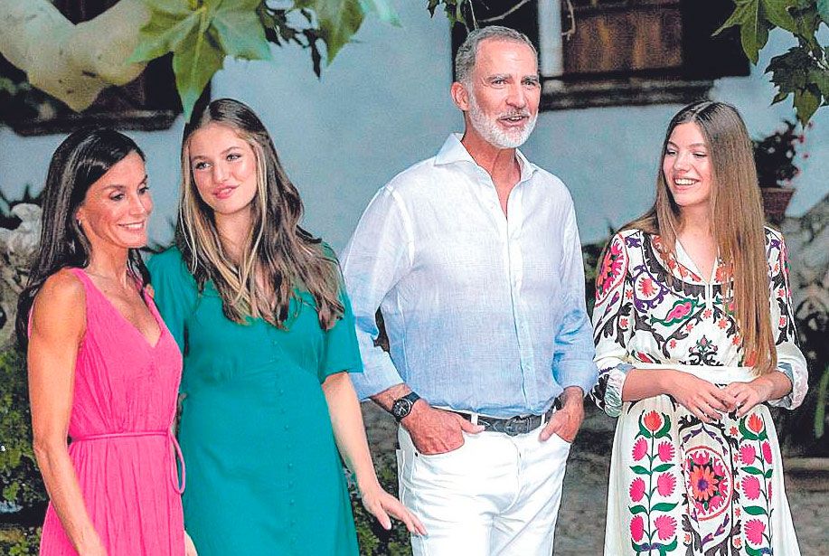 Posado en los jardines de Alfabia de los Reyes y sus hijas el verano pasado.