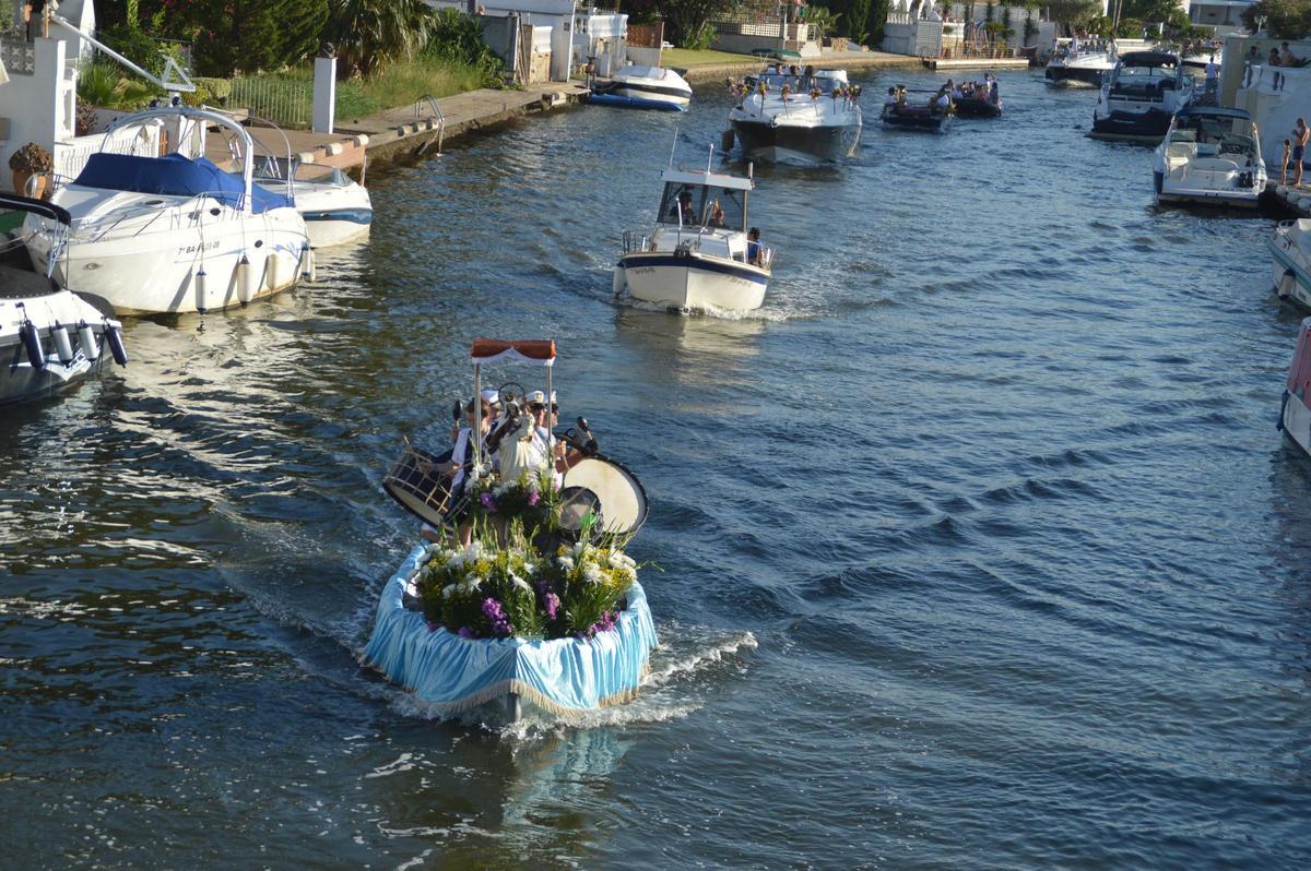 Empuriabrava obre les festes del Carme amb la processó pels canals i l'espectacle de drons
