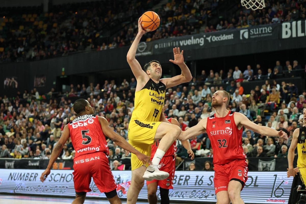 Shermadini se dispone a machacar ante la mirada de Hlinason en la última visita del Canarias a Bilbao.
