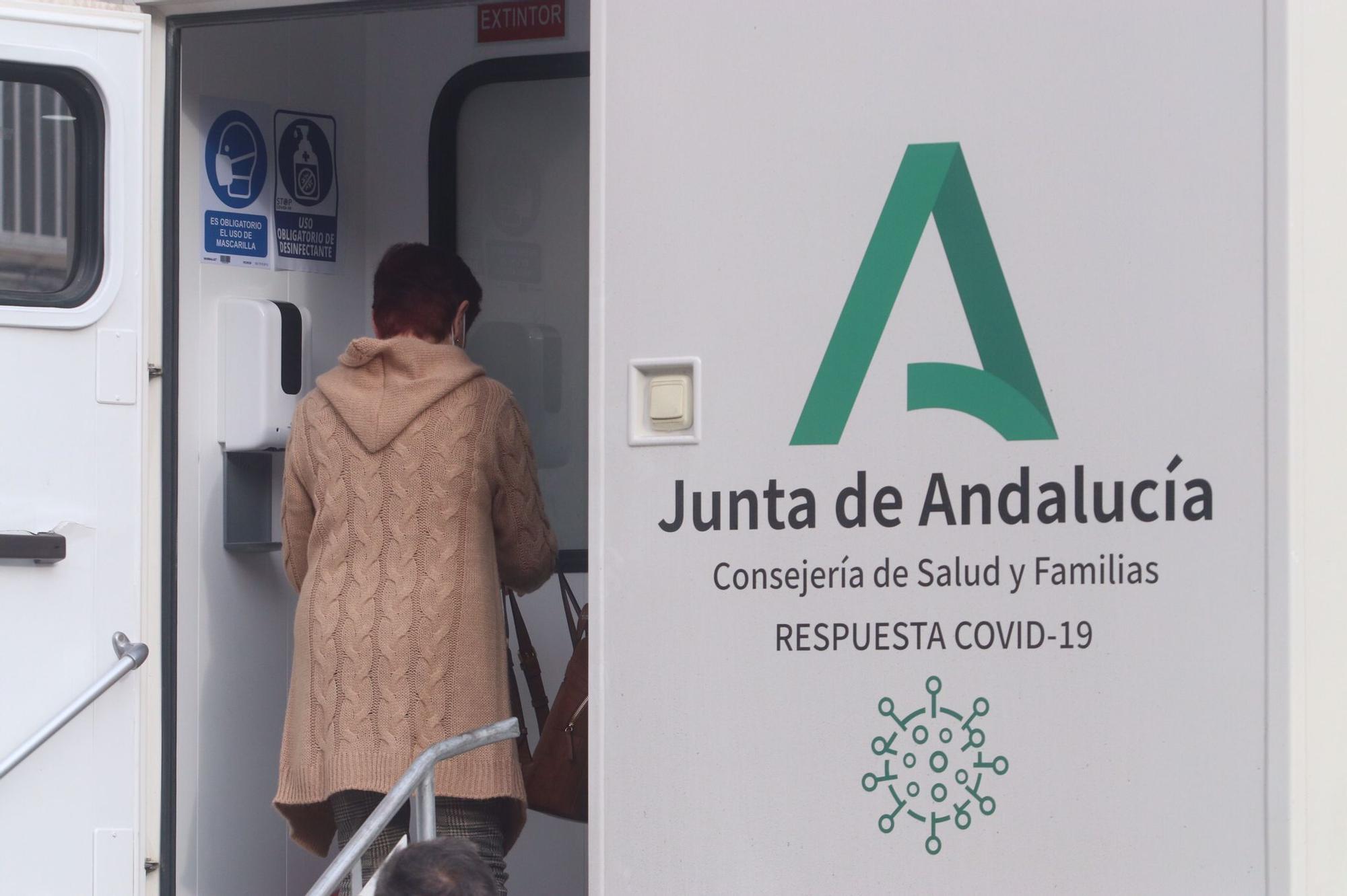 Test Covid a los vecinos de Málaga capital, en el barrio de La Luz