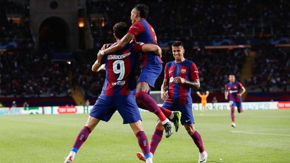 Lewandowski celebra el segundo gol del Barça