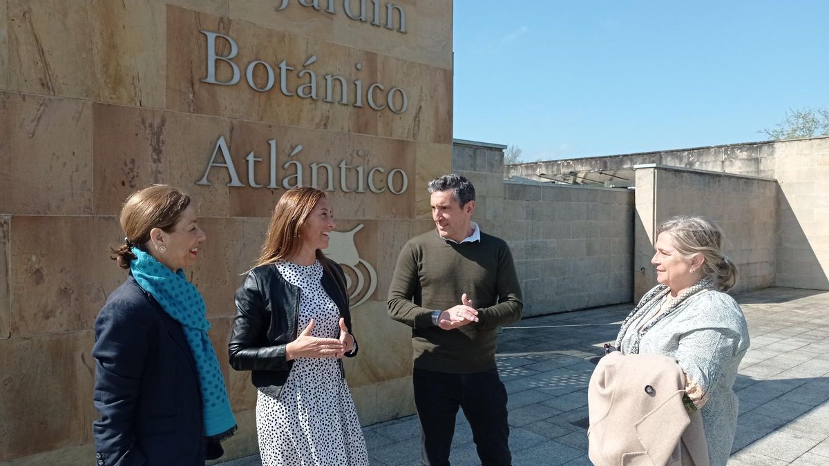 Por la izquierda, Ángeles Fernández-Ahúja, Ángela Pumariega, Jorge Pañeda y Carmela Llanes, a la puerta del Jardín Botánico.