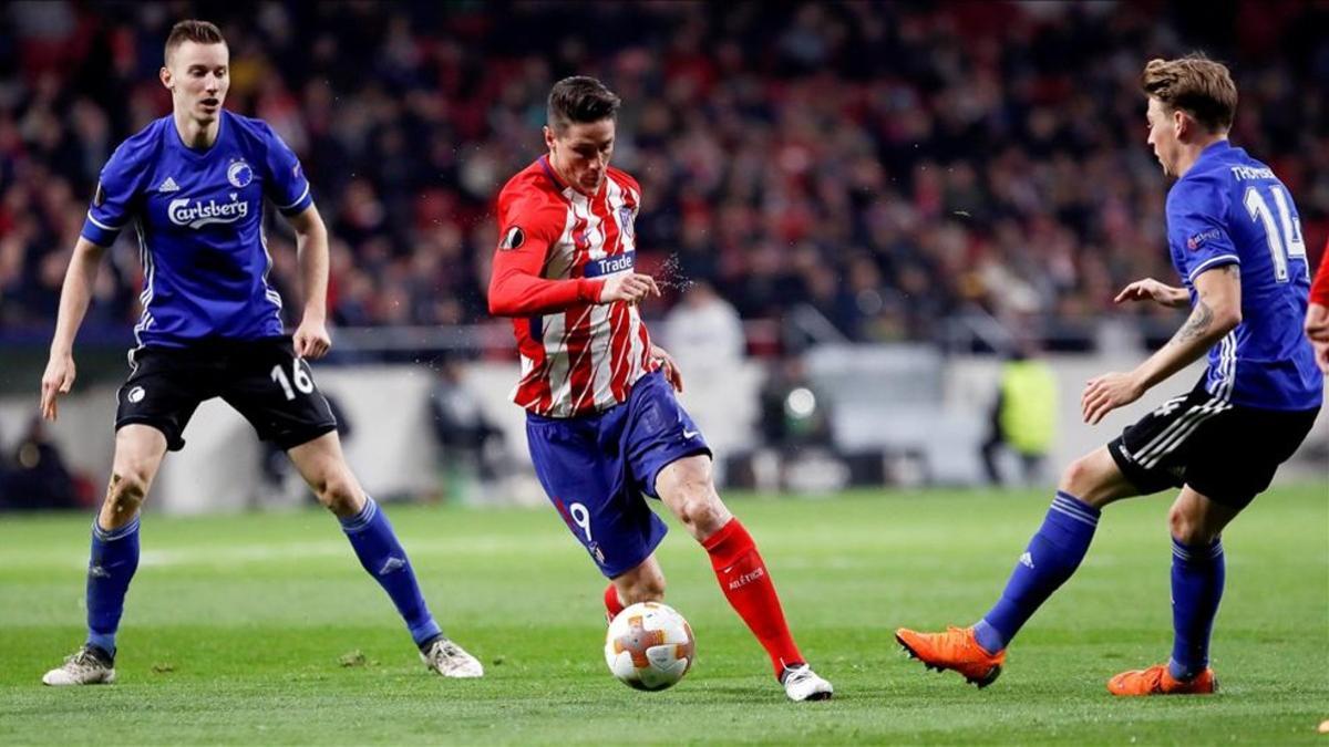 Fernando Torres conduce el balón en el partido de Europa League ante el Copenhague