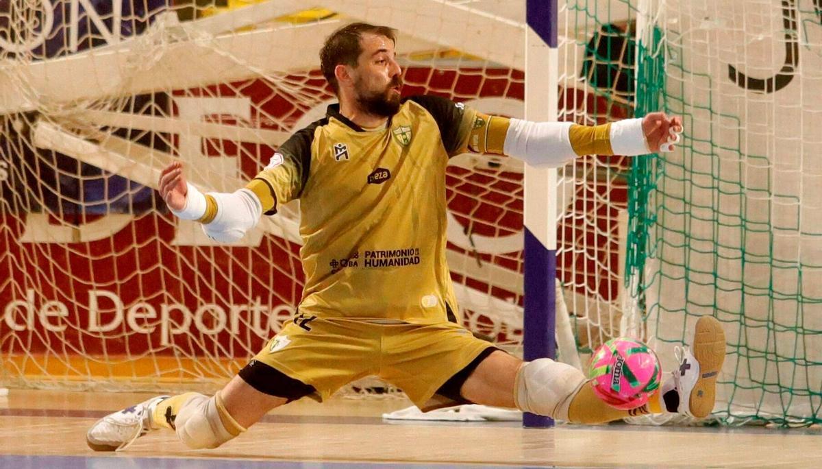 Fabio realiza una parada en el encuentro contra el Industrias Santa Coloma.