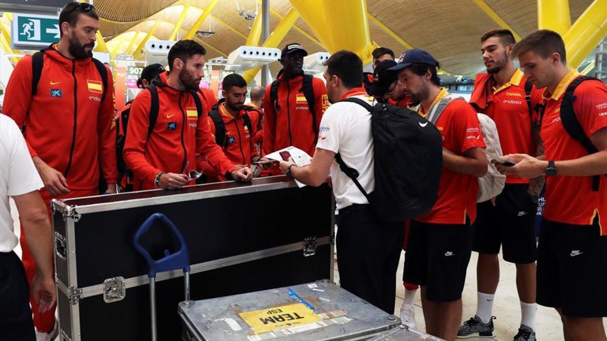La selección española, este lunes en el Aeropuerto de Barajas