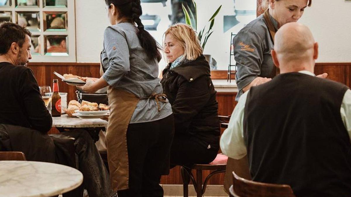 Trabajadoras sirviendo platos en un restaurante en Palma.