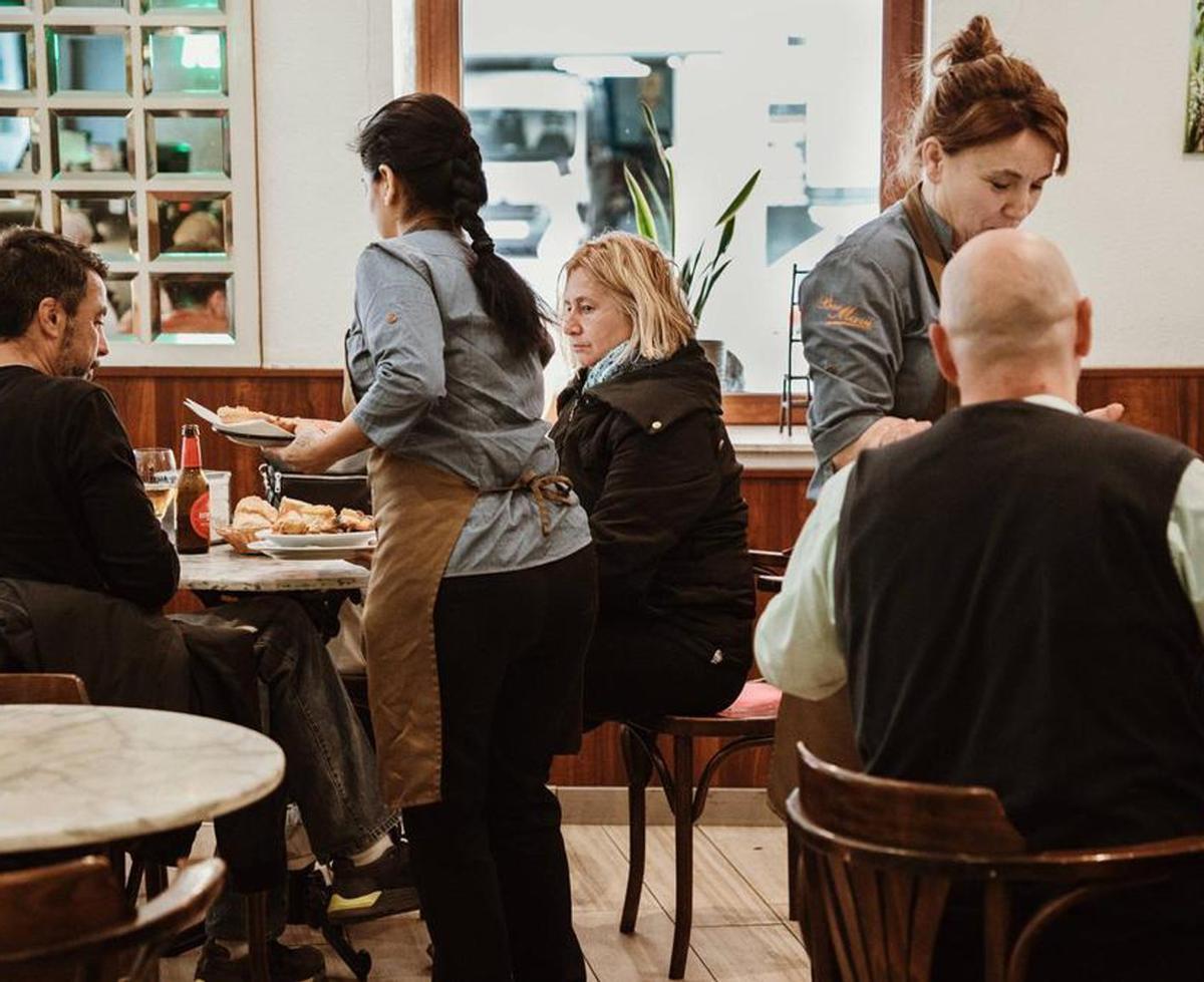 Trabajadoras sirviendo platos en un restaurante en Palma.