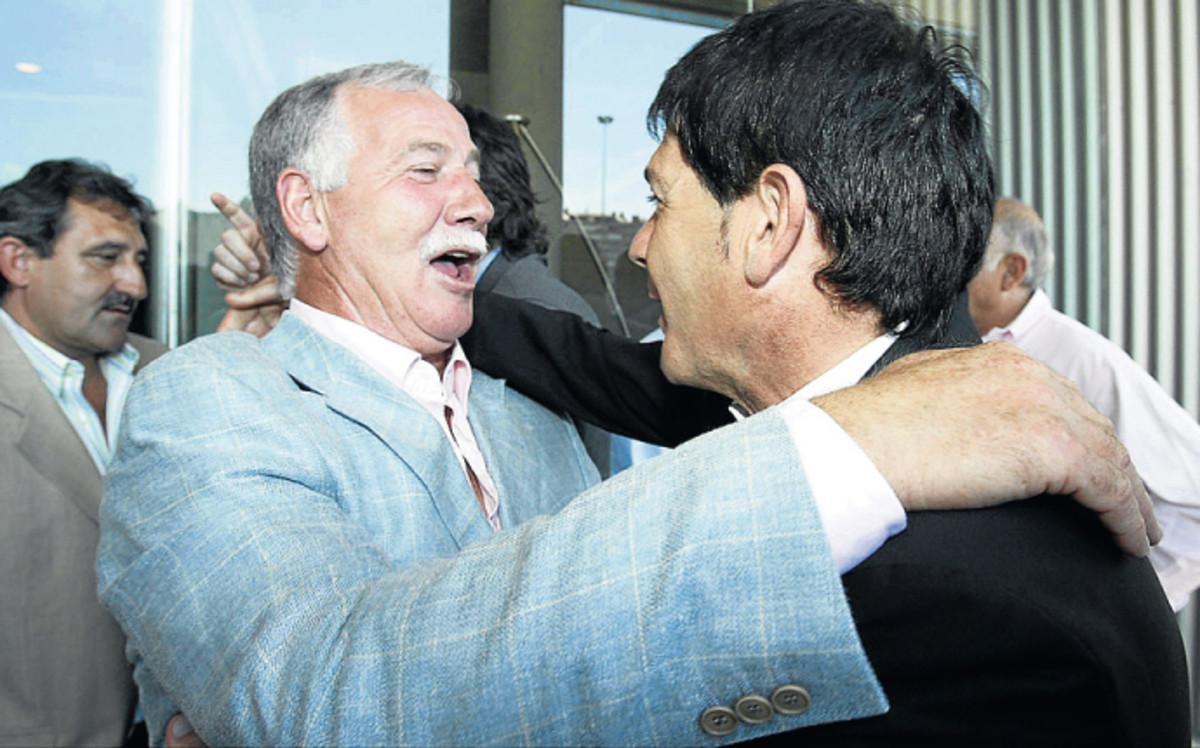 La última vez que Ramírez estuvo en Barcelona fue con ocasión del homenaje a los campeones de la Recopa 1982, en 2007. En la imagen se abraza al exjugador Estella