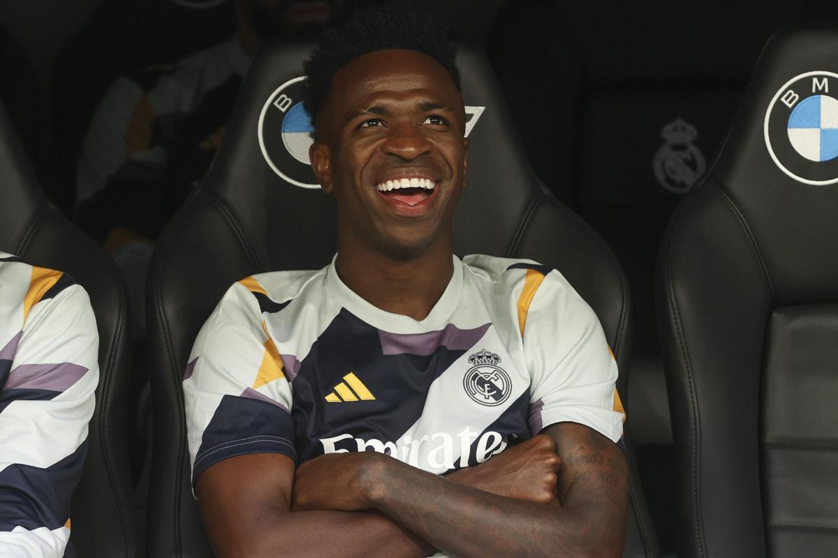 Vinicius, en el banquillo de un partido en el Bernabéu.