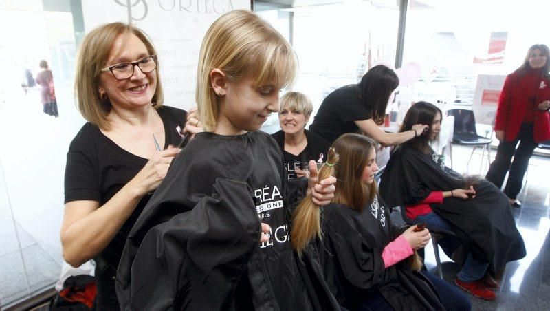 Más de 70 mujeres se cortan el pelo en la Quirón para sumarse a la lucha contra el cáncer