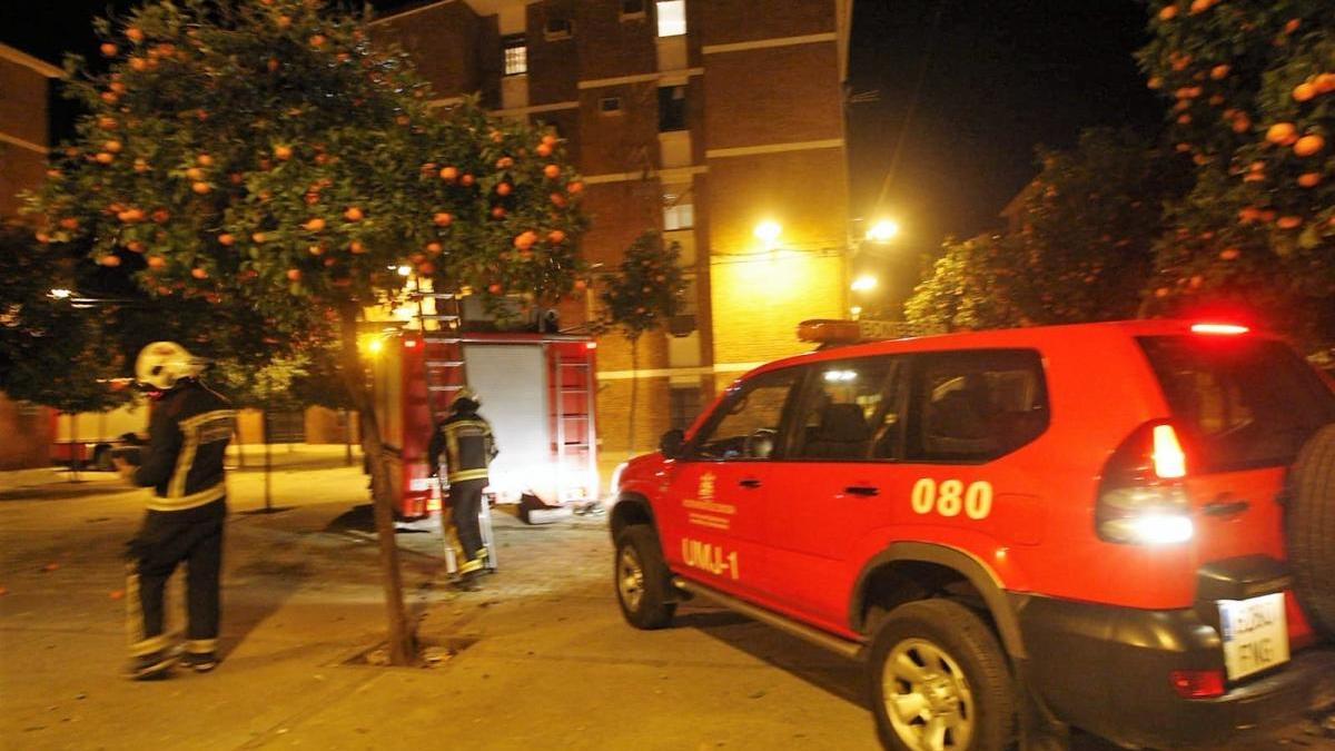 Arde una vivienda, dos coches y un contenedor durante la noche