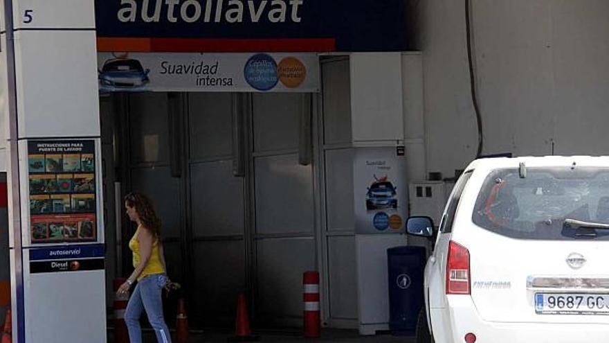 Imagen de una de las instalaciones de lavado de coches que han sido precintadas por Sanidad.