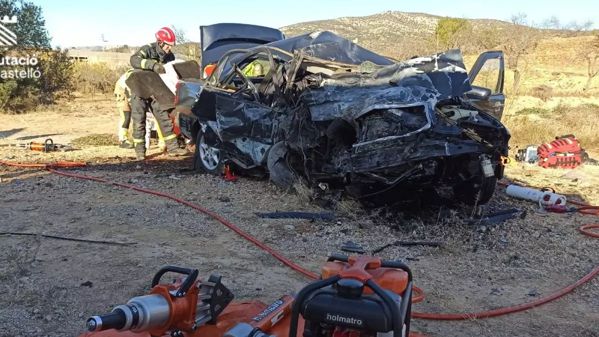 Un herido grave y tres leves tras un choque frontal entre dos coches en Traiguera