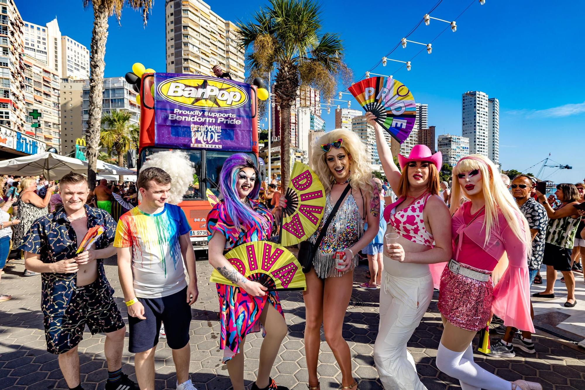 Cientos de personas festejan el Benidorm Pride con un multitudinario desfile y una fiesta en l'Aigüera