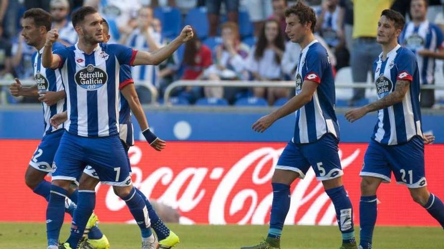 Lucas Pérez celebra con sus compañeros uno de sus goles de ayer.