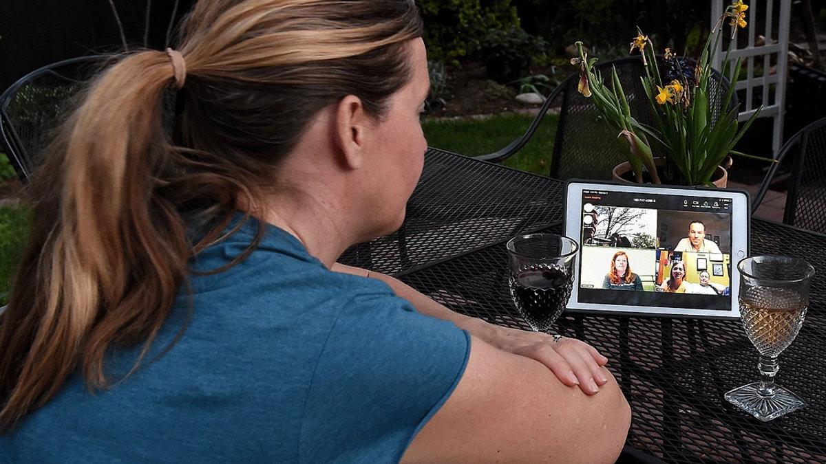 Una mujer conversa con varios amigos gracias a un programa de videollamadas, en Arlington (EEUU), el pasado 8 de abril