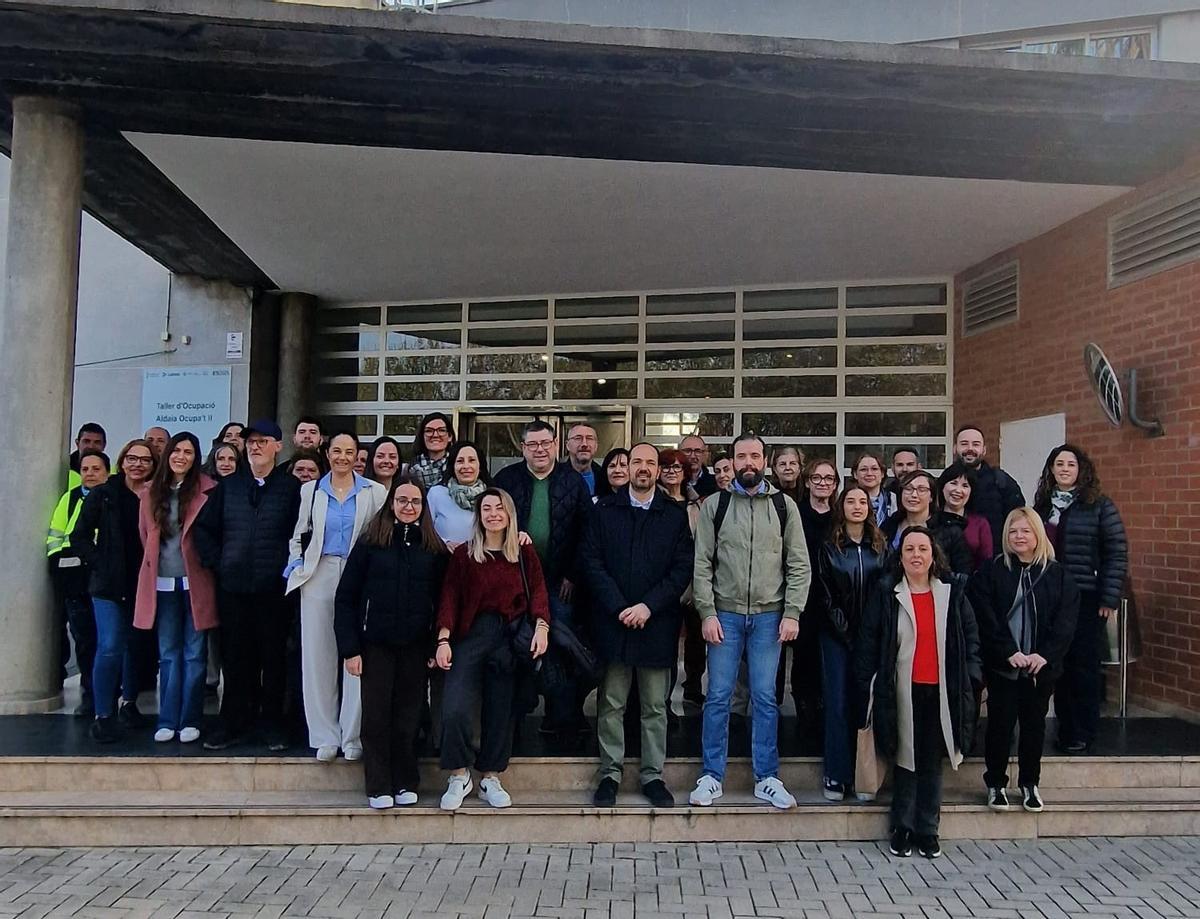 El alcalde, Guillermo Luján, da la bienvenida a los nuevos trabajadores.