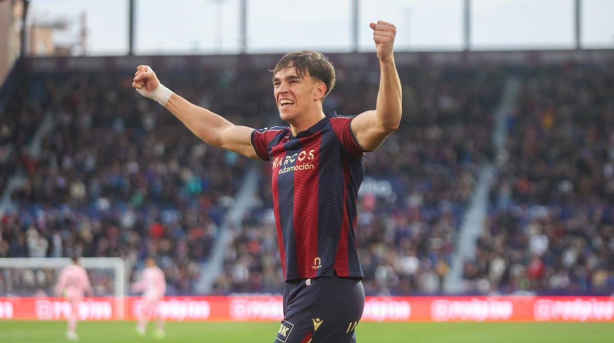 Carlos Espí celebra el primer tantoconseguido apenas tre sminustos después del pitido inicial.  | EDUARDO RIPOLL