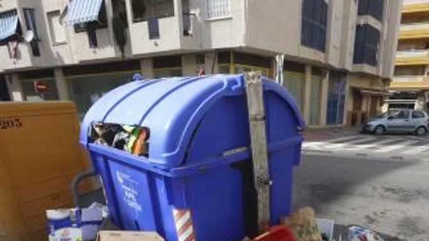 Contenedores de papel sin recoger e incivismo en el Port de Sagunt