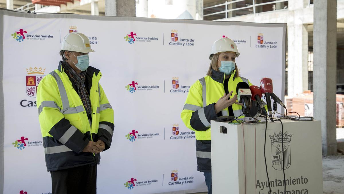 Isabel Blanco, durante su visita ayer a Salamanca, donde visitó las obras de una residencia.