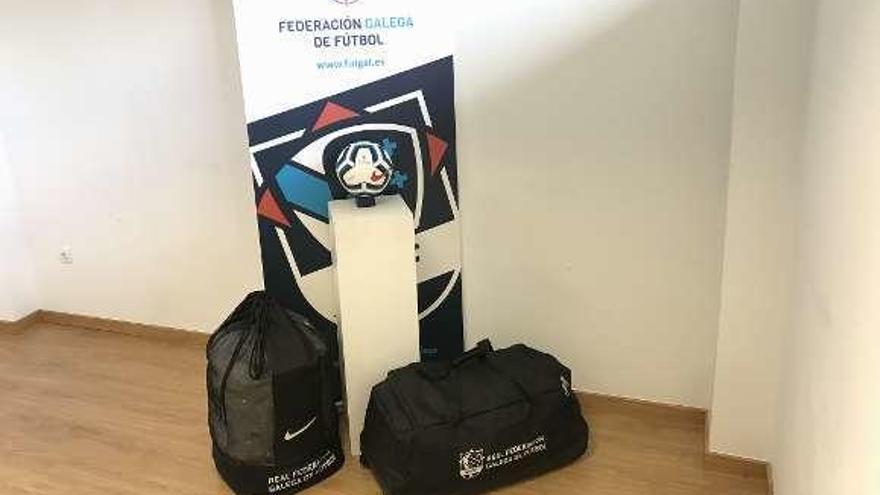 Material deportivo que espera para ser entregado. // FDV